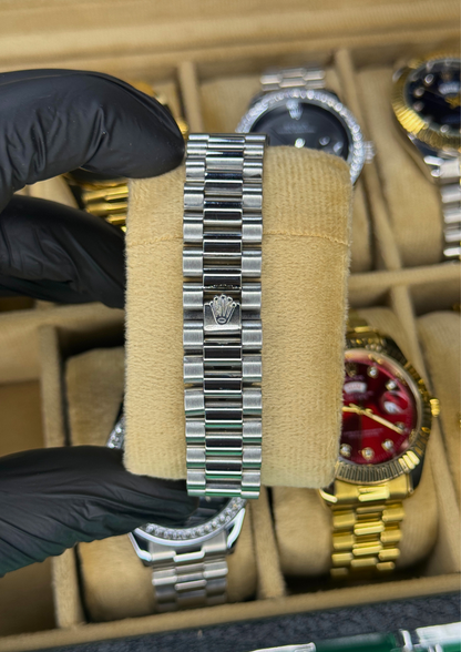 Rolex Day-Date 40 – Royal Blue Dial with Diamond Markers