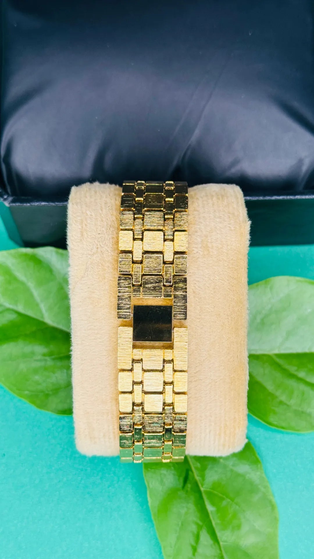 Golden Aura – Luxury Women's Designer Watch
